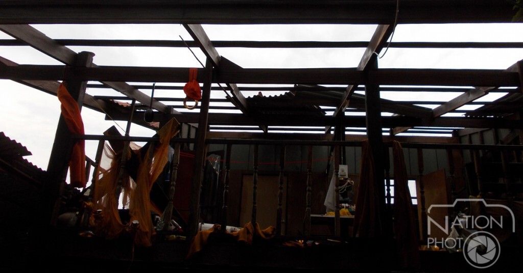 นครพนม-พายุฤดูร้อนถล่มบ้านเรือนพังเสียหายกว่า 500 หลัง