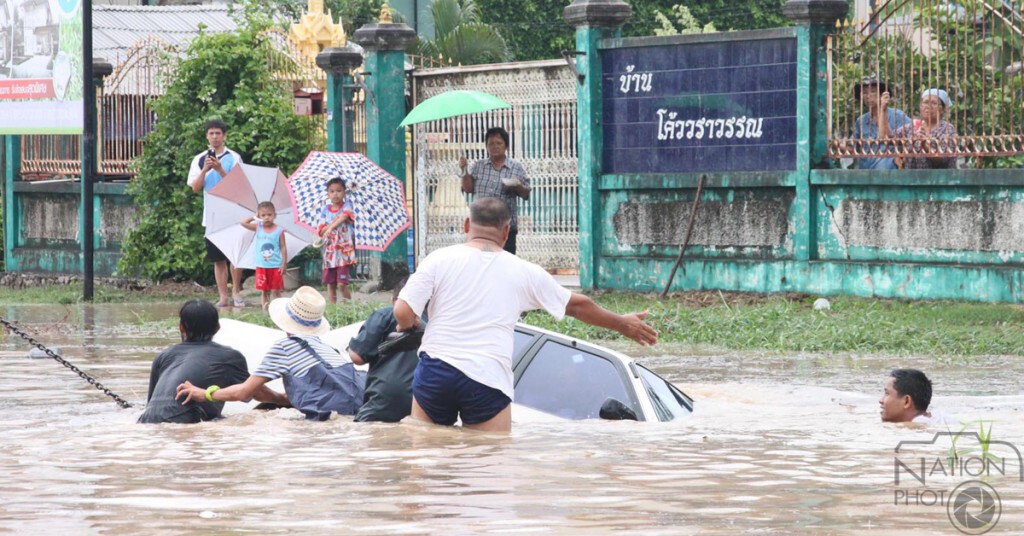 พายุฤดูร้อนถล่มสัตหีบ รถ ถนน บ้านเรือนกว่า 40 หลัง จมบาดาล