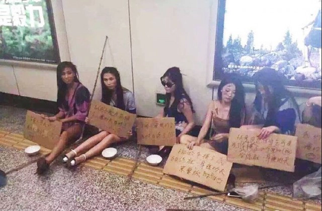 "พริตตี้จีน" แต่งยาจก ประท้วงแบนมอเตอร์โชว์