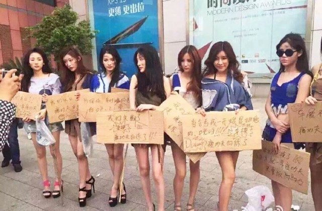 "พริตตี้จีน" แต่งยาจก ประท้วงแบนมอเตอร์โชว์