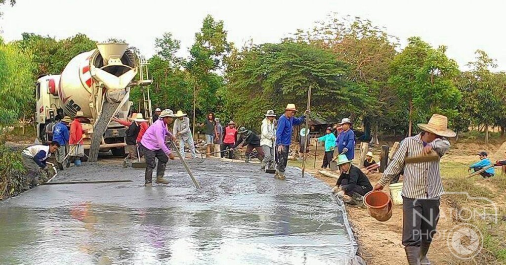 ขอนแก่น-ชาวบ้านหนองโกไม่ง้องบหลวง ลงขันทำถนนใช้เอง