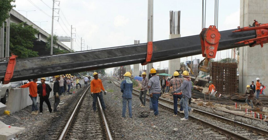เครน...ล้มทับรถ 2 คันและขวางทางรถไฟเข้าออกดอนเมือง