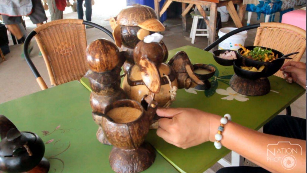 สุดแนว! ร้านข้าวซอยใช้"กะลามะพร้าว"บริการลูกค้า