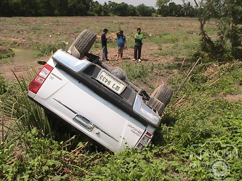 ปทุมธานี - คนขับกระบะหลับใน รถพลิกคว่ำ เจ็บ 4 ราย