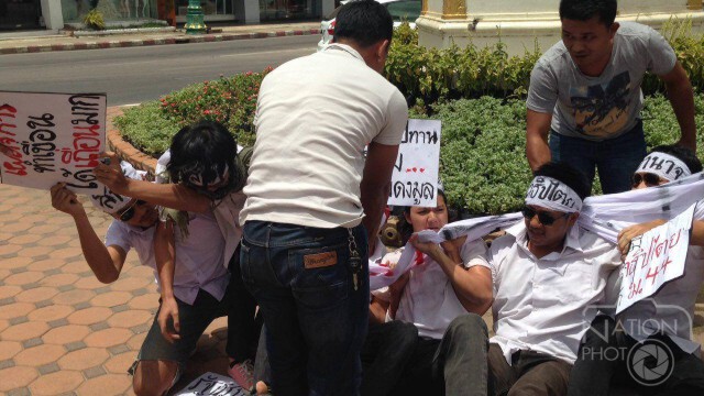 นศ.ดาวดินชูป้ายต้านรัฐประหาร ถูกรวบเข้าค่ายทหาร