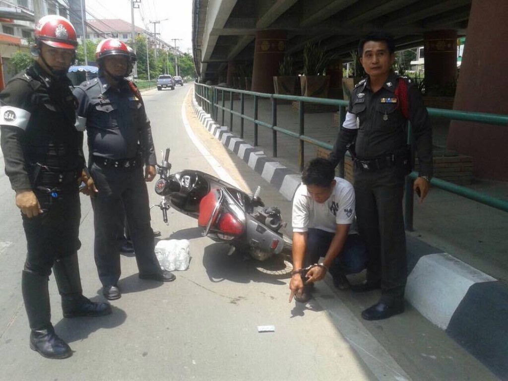 แชร์ว่อนเน็ต! ตร.จราจรถีบ จยย. ล้ม พบเป็นการจับกุมยาไอซ์