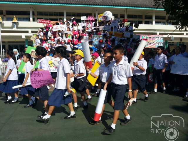 นักเรียนพิษณุโลก เดินรณรงค์ "งดสูบบุหรี่"