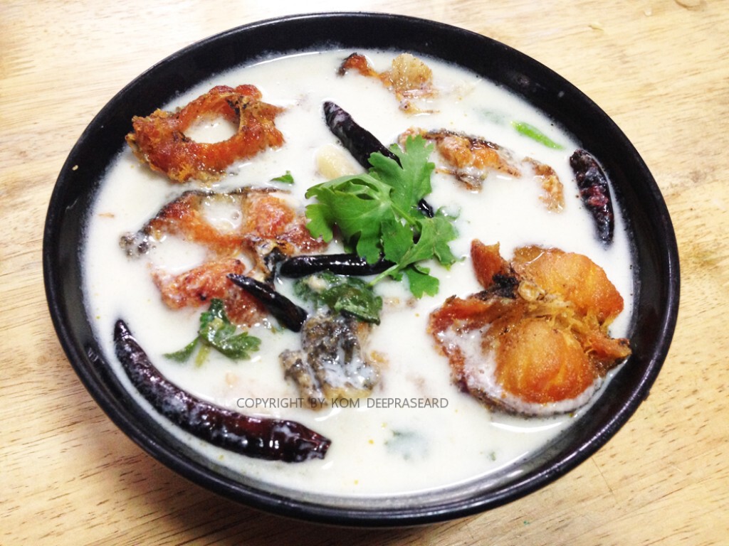 Cooking is fun! : ต้มข่าปลาช่อนทอดใส่เห็ดฟาง Cooking is fun! : ต้มข่าปลาช่อนทอดใส่เห็ดฟาง