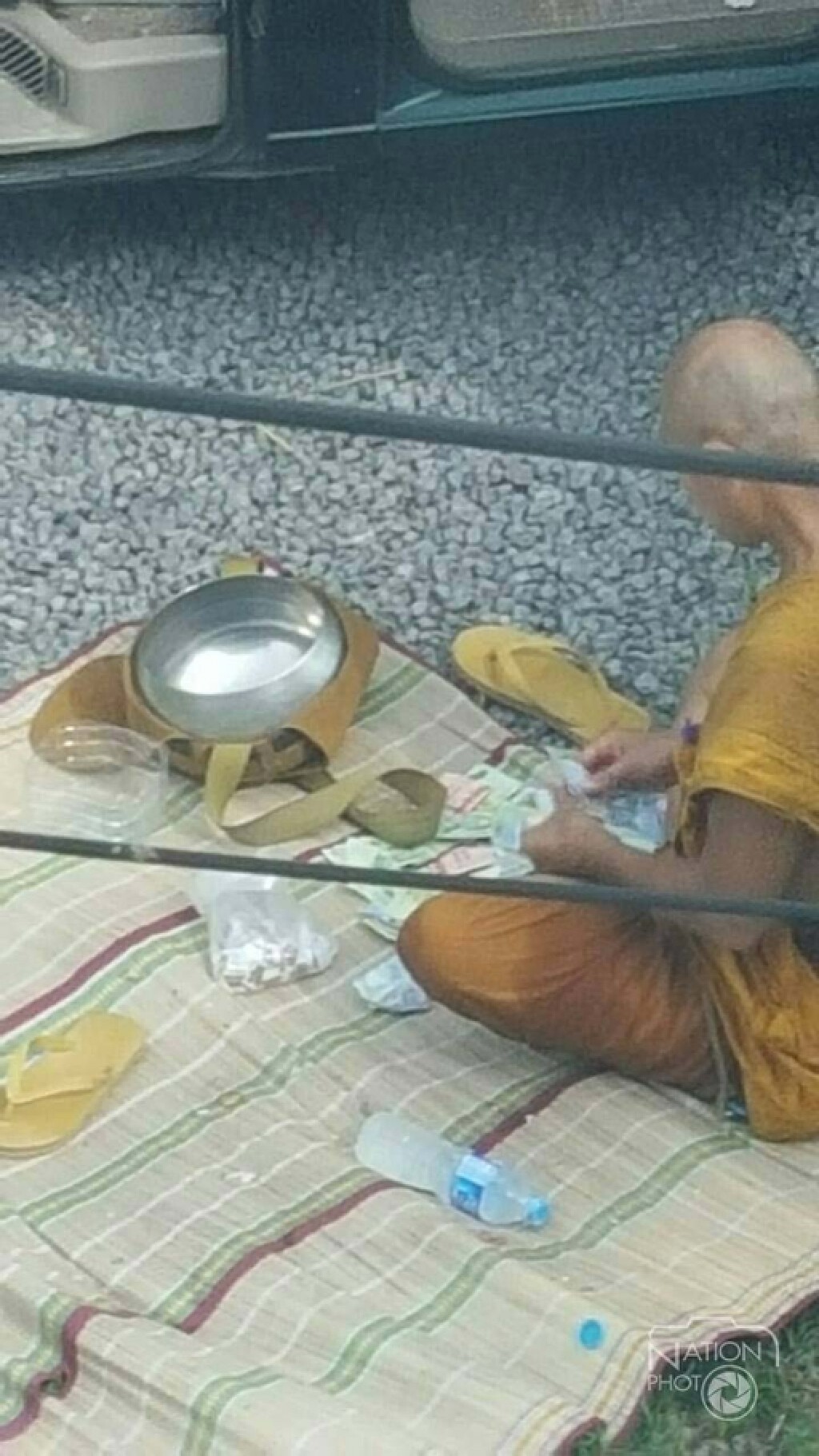 พระลงจากรถตู้โฟล์คสวาเกน ถือบาตรลงมานั่งนับเงินไม่สนใจชาวบ้าน พระลงจากรถตู้โฟล์คสวาเกน ถือบาตรลงมานั่งนับเงินไม่สนใจชาวบ้าน