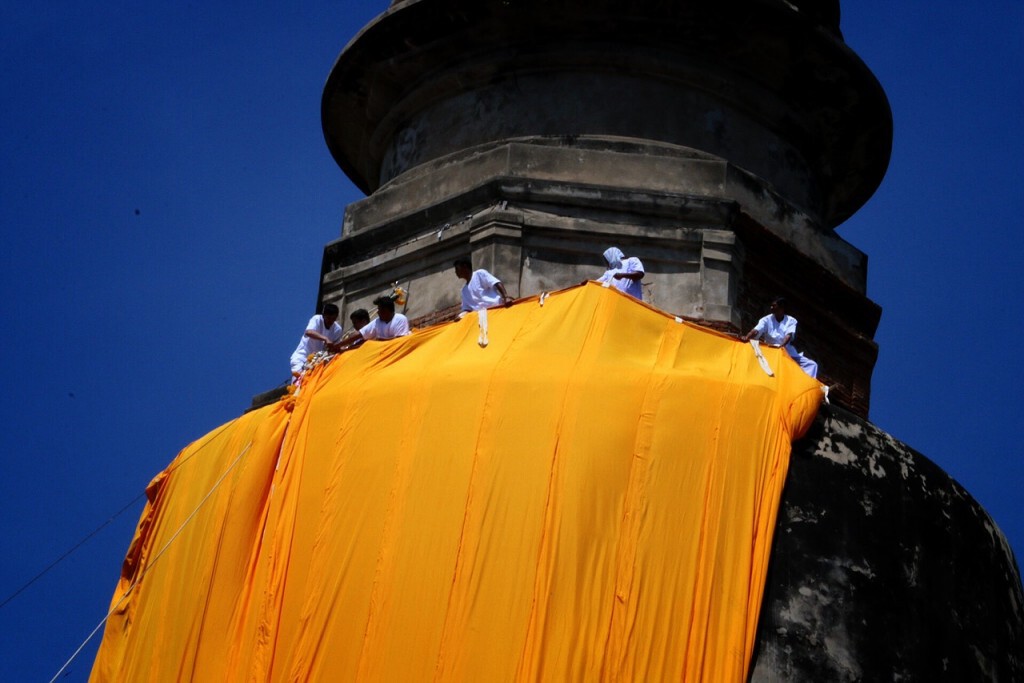พุทธศาสนิกชนจำนวนมากเดินทางมาทำบุญ "ห่มผ้าพระพุทธรูป"