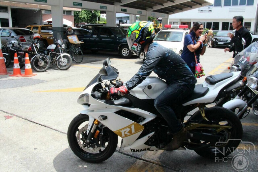 ตร.รวบหนุ่มนักเรียนนอก ซิ่ง "บิ๊กไบค์" ขึ้นทางด่วน