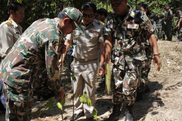 สุราษฎร์ธานี - ถือฤกษ์วิสาขบูชา ทวงคืนผืนป่าอุทยานฯที่ถูกบุกรุก