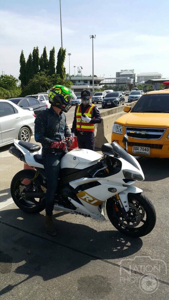 ตร.รวบหนุ่มนักเรียนนอก ซิ่ง "บิ๊กไบค์" ขึ้นทางด่วน