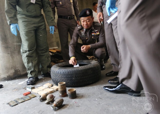 พบระเบิดขว้าง 3 ลูก กระสุนปืนสงครามเพียบ ซุกลานจอดรถ บช.น.