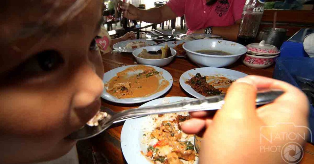 สองแม่ลูกชาวตรัง เปิดร้านข้าวแกงถูกสุดแค่ 10 บาท ยันไม่ขึ้นราคา