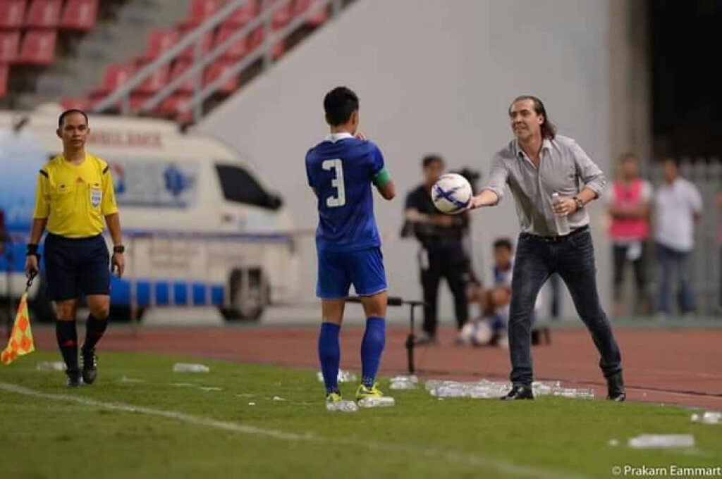 แฟนบอลไทย แชร์สนั่นภาพ "อุ้ม ธีราทร" ไหว้ขอบคุณโค้ชบาห์เรน แฟนบอลไทย แชร์สนั่นภาพ "อุ้ม ธีราทร" ไหว้ขอบคุณโค้ชบาห์เรน