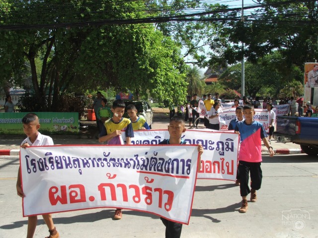 ชัยภูมิ - ผู้ปกครองนักเรียนสุดทน ร้องผู้ว่าฯสั่งย้ายด่วน ผู้อำนวยการโรงเรียน
