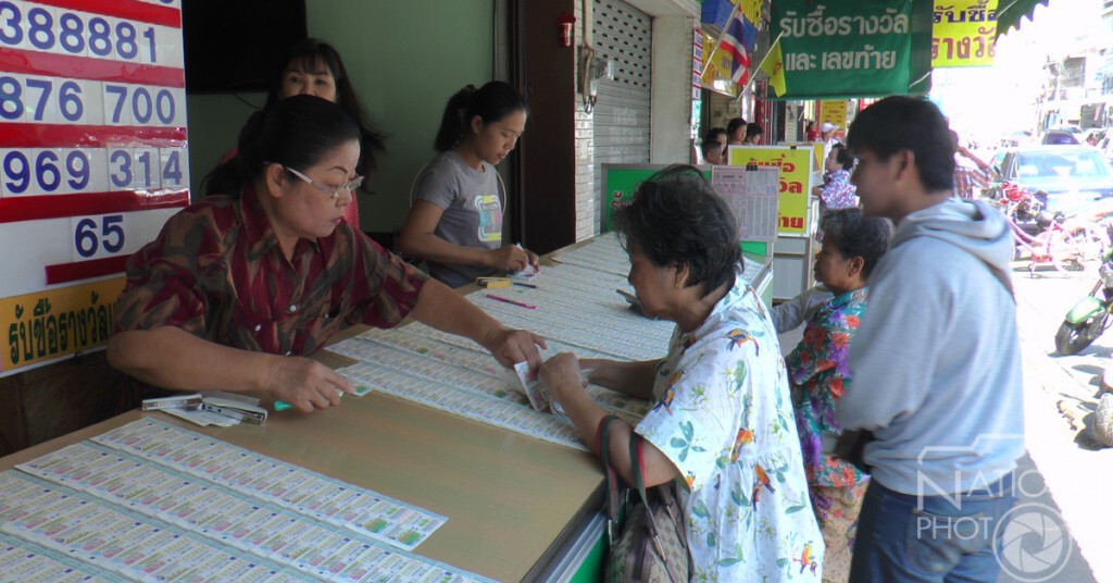 แม่ค้าลอตเตอรี่วอนตำรวจ ตรวจจับขายเกินราคาอย่าปรับโหด แม่ค้าลอตเตอรี่วอนตำรวจ ตรวจจับขายเกินราคาอย่าปรับโหด
