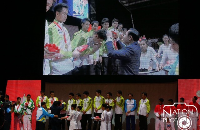คึกคัก! "บิ๊กตู่" มอบเหรียญทองตะกร้อคู่ชายไทย