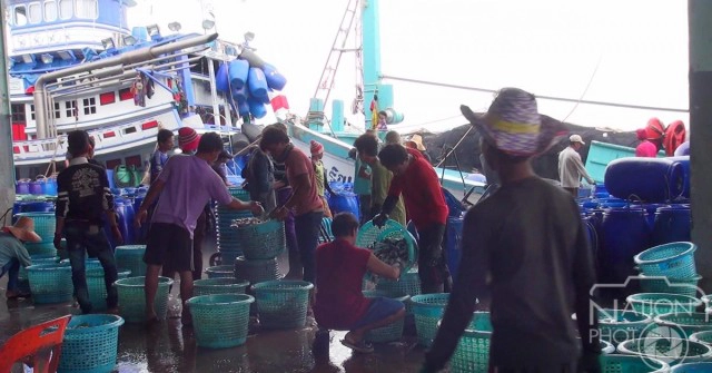 ท่าเทียบเรือสงขลาคึกคัก หลังชาวประมงนำเรือออกจับปลาอีกครั้ง