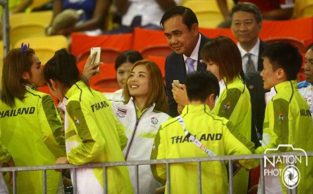 คึกคัก! "บิ๊กตู่" มอบเหรียญทองตะกร้อคู่ชายไทย