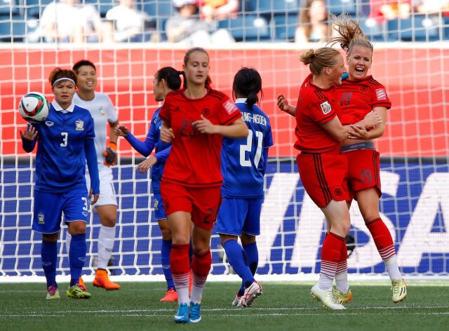 ชมภาพแข้งสาวไทยสู้สุดใจพ่ายเยอรมนี แต่ยังลุ้นเข้ารอบทีมอันดับ3