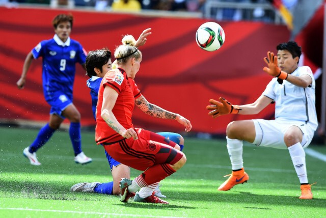 ชมภาพแข้งสาวไทยสู้สุดใจพ่ายเยอรมนี แต่ยังลุ้นเข้ารอบทีมอันดับ3