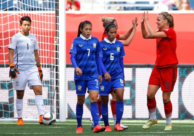 ชมภาพแข้งสาวไทยสู้สุดใจพ่ายเยอรมนี แต่ยังลุ้นเข้ารอบทีมอันดับ3