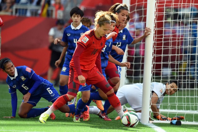 ชมภาพแข้งสาวไทยสู้สุดใจพ่ายเยอรมนี แต่ยังลุ้นเข้ารอบทีมอันดับ3