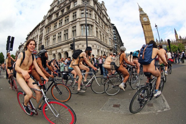 คนทั่วโลก แห่ร่วมงาน World Naked Bike Ride รณรงค์ใช้จักรยานแทนรถ