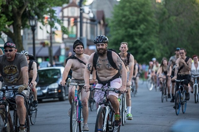 คนทั่วโลก แห่ร่วมงาน World Naked Bike Ride รณรงค์ใช้จักรยานแทนรถ
