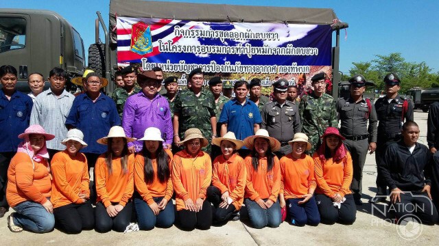 ทหารร่วมชาวบ้าน"เก็บผักตบชวา"ทำปุ๋ยหมักชีวภาพ