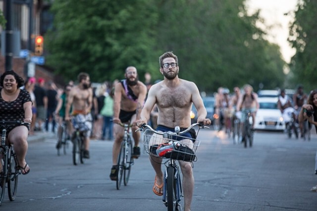 คนทั่วโลก แห่ร่วมงาน World Naked Bike Ride รณรงค์ใช้จักรยานแทนรถ