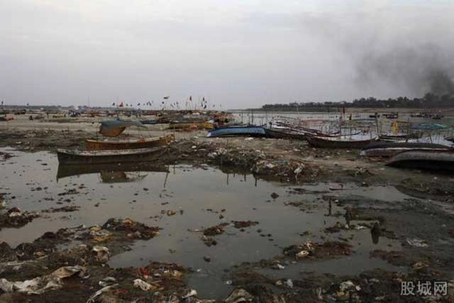 ชายจีนพยายามโดดน้ำฆ่าตัวตาย แต่เปลี่ยนใจ... เมื่อเจอน้ำเน่า