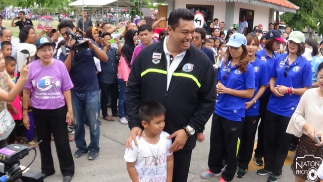 คึกคัก! วอลเลย์สาวไทย พบปะเยาวชน 3 จังหวัดชายแดนใต้