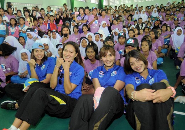 คึกคัก! วอลเลย์สาวไทย พบปะเยาวชน 3 จังหวัดชายแดนใต้