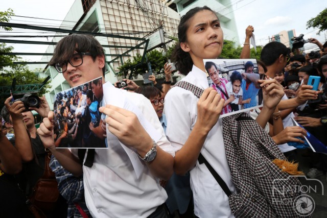 กลุ่มนศ.เข้ารับทราบข้อกล่าวหา คดีฝ่าฝืนคำสั่งคสช.