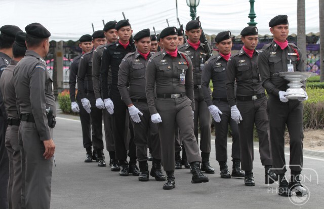 "นายกฯ" ร่วมเคารพธงชาติ ขึ้นสู่ยอดเสาที่ทำเนียบฯ หลังมีการสร้างใหม่