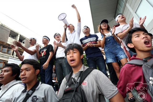 กลุ่มนศ.เข้ารับทราบข้อกล่าวหา คดีฝ่าฝืนคำสั่งคสช.