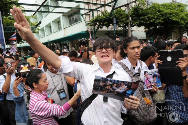 กลุ่มนศ.เข้ารับทราบข้อกล่าวหา คดีฝ่าฝืนคำสั่งคสช.