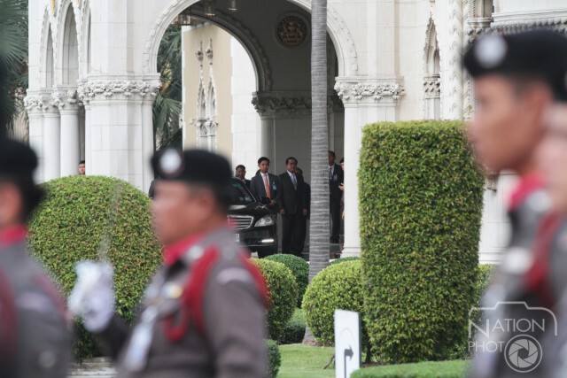 "นายกฯ" ร่วมเคารพธงชาติ ขึ้นสู่ยอดเสาที่ทำเนียบฯ หลังมีการสร้างใหม่