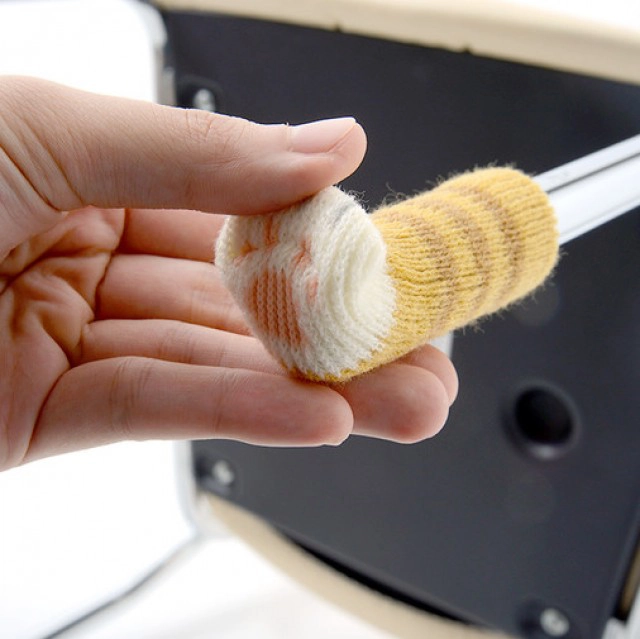 ไอเดียหรู! ญี่ปุ่นออกแบบถุงเท้าจิ๋วใส่ขาเก้าอี้ กันพื้นเป็นรอย