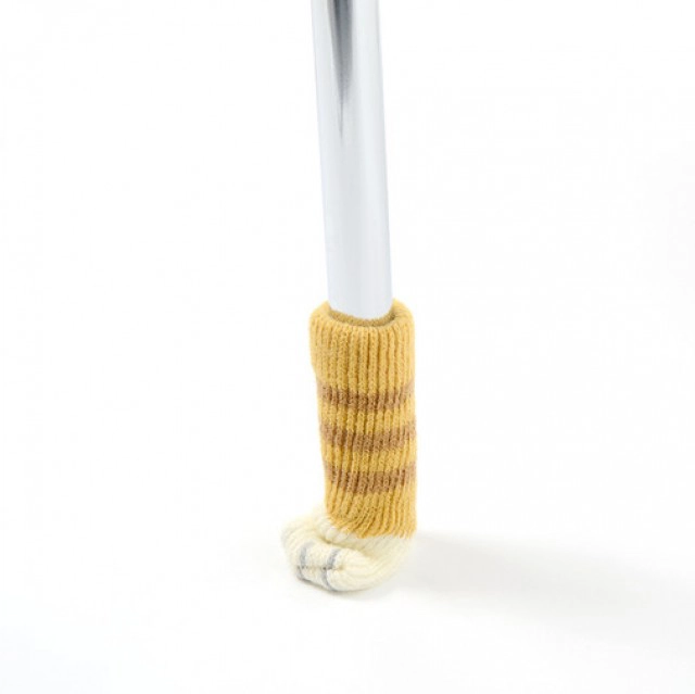 ไอเดียหรู! ญี่ปุ่นออกแบบถุงเท้าจิ๋วใส่ขาเก้าอี้ กันพื้นเป็นรอย