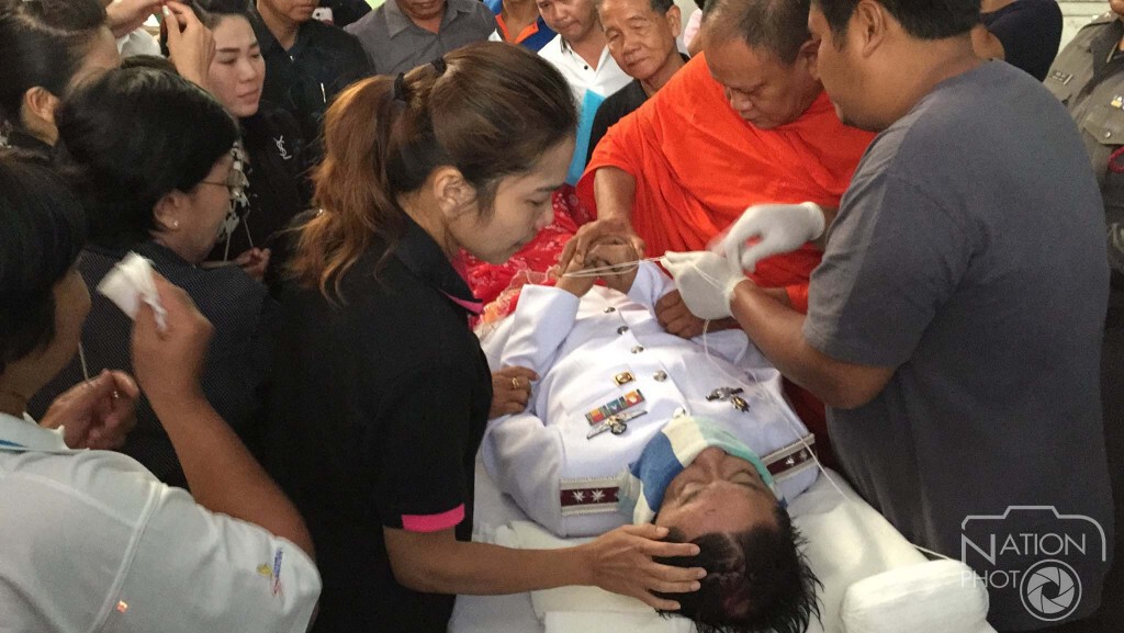 บรรยากาศพิธีรดน้ำศพ "รองสวป.เมืองสุพรรณบุรี"