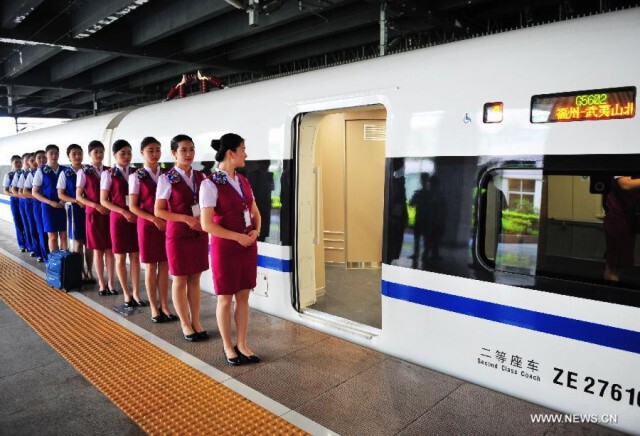คนจีนแห่จอง "รถไฟความเร็วสูง" เลียบฝั่งทะเลตะวันออก เต็มวันแรก