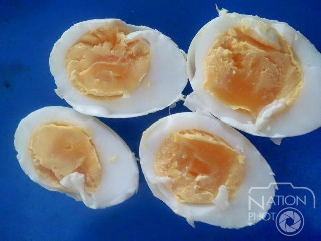 พิสูจน์ความแตกต่าง ไข่ปลอมไข่จริง ตามข้อสังเกตแบบชาวบ้าน