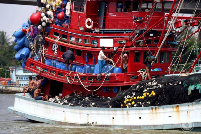 ภาพชุด เรือประมงทยอยเทียบท่าริมแม่น้ำปัตตานี