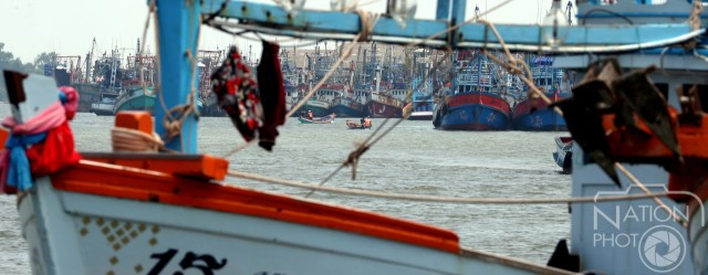 ภาพชุด เรือประมงทยอยเทียบท่าริมแม่น้ำปัตตานี