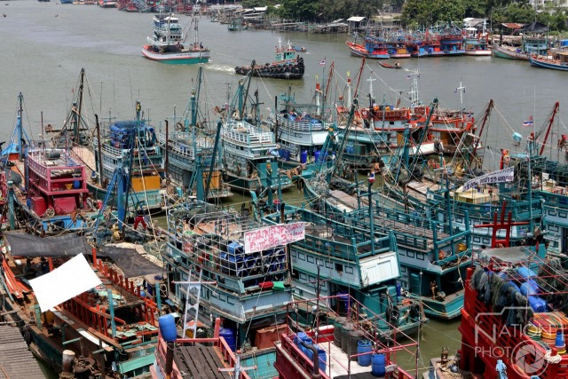 ภาพชุด เรือประมงทยอยเทียบท่าริมแม่น้ำปัตตานี