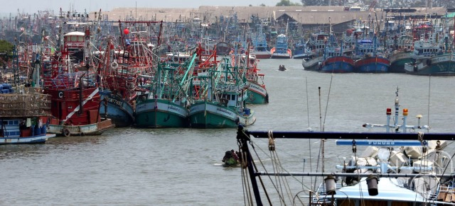 ภาพชุด เรือประมงทยอยเทียบท่าริมแม่น้ำปัตตานี